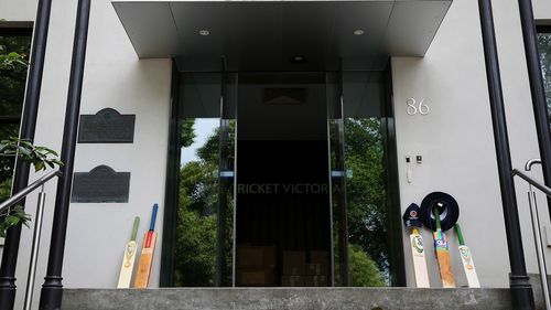 Звезды крикета трогательно отдают дань памяти подростку, погибшему во время трагедии на тренировке