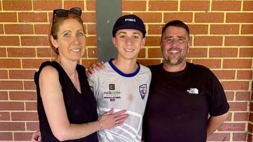 Звезды крикета трогательно отдают дань памяти подростку, погибшему во время трагедии на тренировке