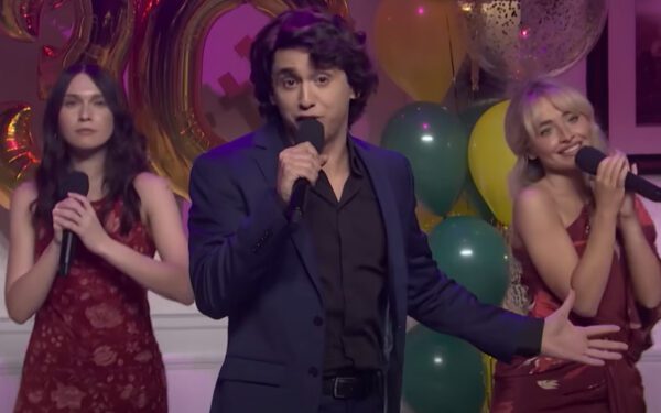 Доминго возвращается в «SNL» в пародии Сабрины Карпентер на «Судьбу Офелии» Тейлор Свифт: Смотреть