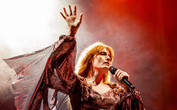 Florence + The Machine исполняют кавер на песню Lady Gaga «Abracadabra» в жутком сете SiriusXM Florence + The Machine исполняют кавер на песню Lady Gaga «Abracadabra» в жутком сете SiriusXM