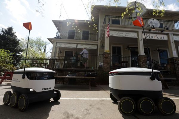 У роботов-доставщиков еды есть человеческие имена и моргающие глаза. Но они нам не друзья.