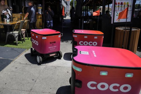 У роботов-доставщиков еды есть человеческие имена и моргающие глаза. Но они нам не друзья.