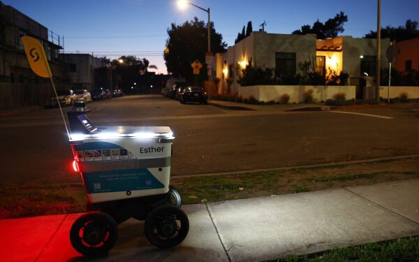 У роботов-доставщиков еды есть человеческие имена и моргающие глаза. Но они нам не друзья.