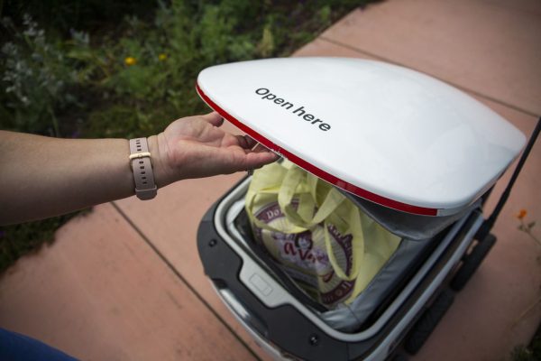 У роботов-доставщиков еды есть человеческие имена и моргающие глаза. Но они нам не друзья.