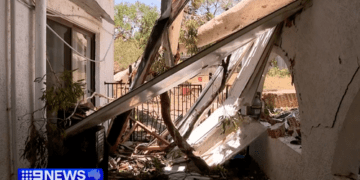 «Это просто ужасно»: огромное эвкалиптовое дерево рухнуло на семейный дом во время сильного шторма