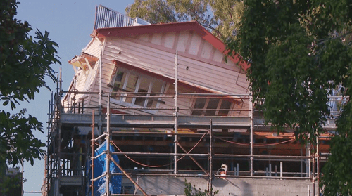 «Это просто ужасно»: огромное эвкалиптовое дерево рухнуло на семейный дом во время сильного шторма