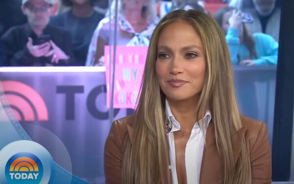 Дженнифер Лопес невероятно рада тому, что Bad Bunny станет хедлайнером в перерыве Суперкубка: «Он взорвет всем мозг»