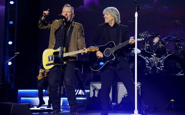 Джон Бон Джови рассказывает о сотрудничестве с Брюсом Спрингстином и Jelly Roll Джон Бон Джови рассказывает о сотрудничестве с Брюсом Спрингстином и Jelly Roll