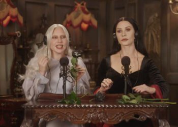 Леди Гага и Кэтрин Зета-Джонс пародируют «Чикаго» и шутят о своих «сексуальных» мужьях с одинаковыми именами в хэллоуинском ASMR-клипе Леди Гага и Кэтрин Зета-Джонс пародируют «Чикаго» и шутят о своих «сексуальных» мужьях с одинаковыми именами в хэллоуинском ASMR-клипе