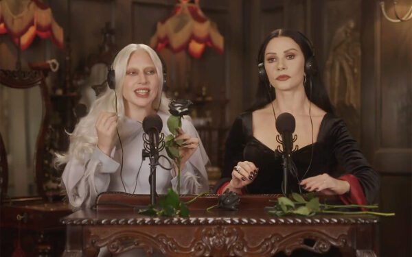 Леди Гага и Кэтрин Зета-Джонс пародируют «Чикаго» и шутят о своих «сексуальных» мужьях с одинаковыми именами в хэллоуинском ASMR-клипе