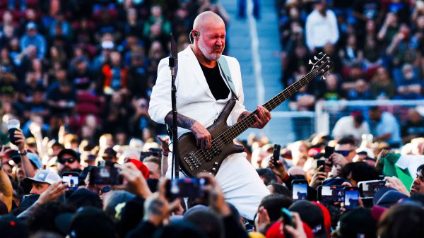 Участники группы Limp Bizkit сообщили, что бас-гитарист Сэм Риверс умер Участники группы Limp Bizkit сообщили, что бас-гитарист Сэм Риверс умер