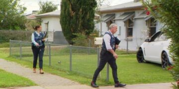 Мужчина пострадал после того, как воры украли деньги во время предполагаемого насильственного вторжения в дом