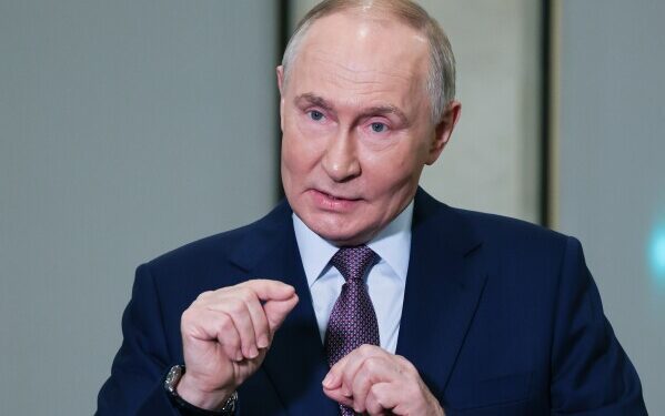 Путин осуждает санкции США, называя их «недружественными», в то время как ЕС присоединяется к наращиванию ограничений против России