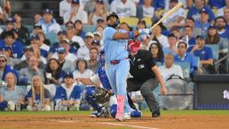 Исторический старт новичка Трея Йесэвиджа вывел «Блю Джейс» вперед со счетом 3-2 в Мировой серии против «Доджерс» Исторический старт новичка Трея Йесэвиджа вывел «Блю Джейс» вперед со счетом 3-2 в Мировой серии против «Доджерс»