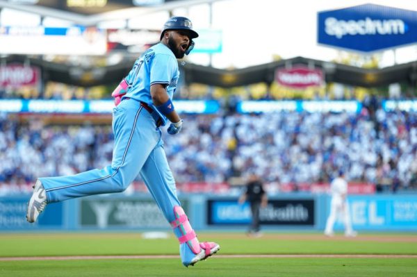 Исторический старт новичка Трея Йесэвиджа вывел «Блю Джейс» вперед со счетом 3-2 в Мировой серии против «Доджерс»