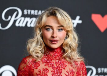 Сабрина Карпентер — лучшая подруга MTA, которая снимает индивидуальную социальную рекламу «Courtesy Counts» во время шоу MSG: «Привет, пассажиры метро!» Сабрина Карпентер — лучшая подруга MTA, которая снимает индивидуальную социальную рекламу «Courtesy Counts» во время шоу MSG: «Привет, пассажиры метро!»