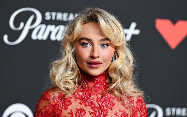 Сабрина Карпентер — лучшая подруга MTA, которая снимает индивидуальную социальную рекламу «Courtesy Counts» во время шоу MSG: «Привет, пассажиры метро!» Сабрина Карпентер — лучшая подруга MTA, которая снимает индивидуальную социальную рекламу «Courtesy Counts» во время шоу MSG: «Привет, пассажиры метро!»