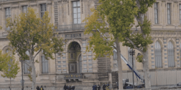 Арестованы подозреваемые в дерзкой краже драгоценностей из парижского Лувра