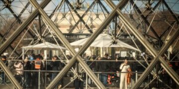 Арестованы подозреваемые в краже королевских драгоценностей из парижского Лувра