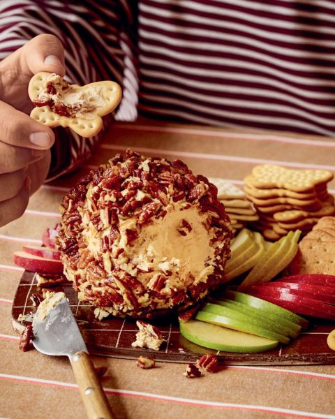 Этот нежный соус для пасты из кабачков идеально подходит для равиоли, фаршированных ракушек, как часть лазаньи или как соус для макания.