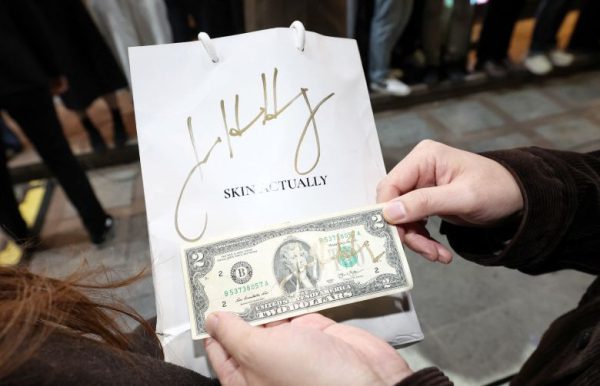 Три миллиардера пошли за курицей и пивом и заплатили за еду для всех.