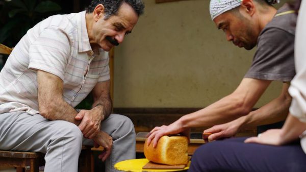 Любовь Тони Шалхуба к хлебу уравновешивает трудности, с которыми ему приходится сталкиваться в своем новом сериале на CNN «Преломляя хлеб».
