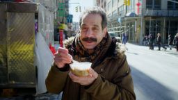 Любовь Тони Шалхуба к хлебу уравновешивает трудности, с которыми ему приходится сталкиваться в своем новом сериале на CNN «Преломляя хлеб».