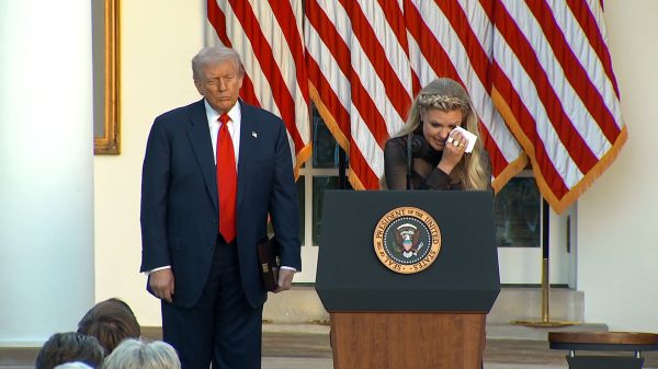 Трамп посмертно наградил Чарли Кирка Президентской медалью Свободы Трамп посмертно наградил Чарли Кирка Президентской медалью Свободы