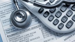 Команда Трампа критикует законы штата, защищающие кредитные рейтинги потребителей от медицинских долгов