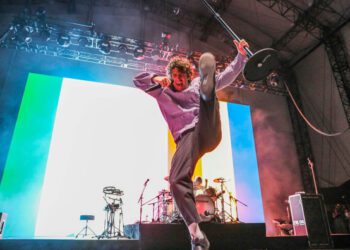 Турникетное шоу стало вирусным после прыжка фаната со сцены Турникетное шоу стало вирусным после прыжка фаната со сцены