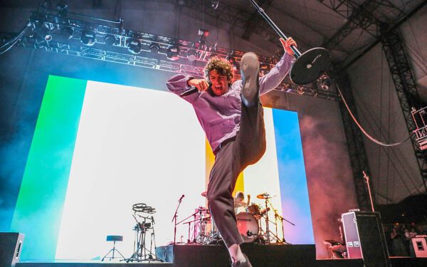 Турникетное шоу стало вирусным после прыжка фаната со сцены Турникетное шоу стало вирусным после прыжка фаната со сцены