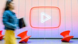 YouTube разрешает некоторым ранее заблокированным пользователям вернуться. Это означает, что вы можете увидеть видео, нарушающие старые правила.