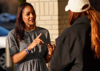 Адвокат заявил, что 19 мигрантов, депортированных США в Гану, были перемещены в неизвестном направлении. Адвокат заявил, что 19 мигрантов, депортированных США в Гану, были перемещены в неизвестном направлении.