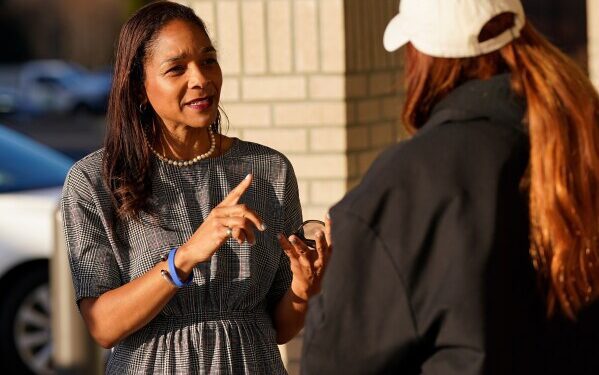 Адвокат заявил, что 19 мигрантов, депортированных США в Гану, были перемещены в неизвестном направлении.