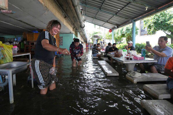 Затопленный ресторан в Таиланде порадовал посетителей плавающей рыбой