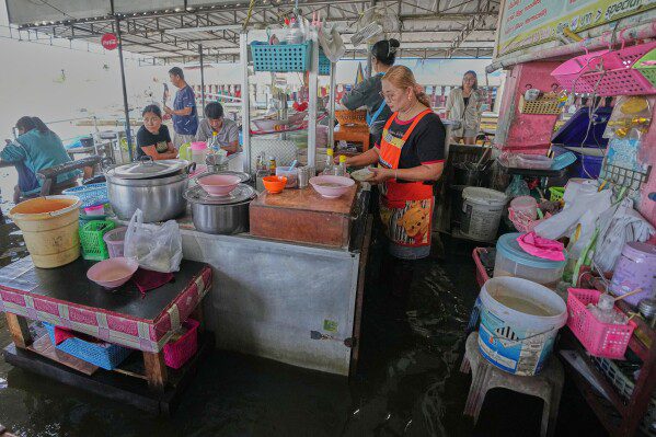 Затопленный ресторан в Таиланде порадовал посетителей плавающей рыбой