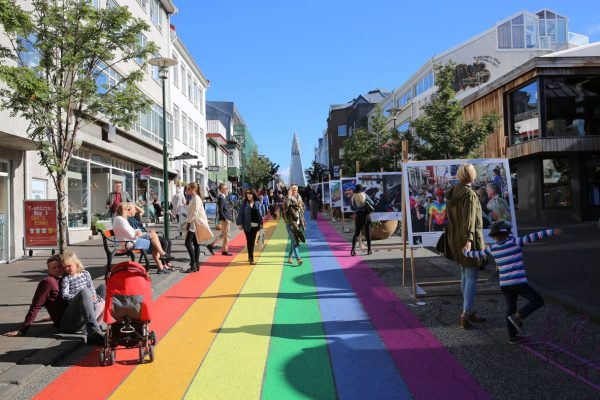 Более счастливая страна означает более здоровую — но только выше определенного порога