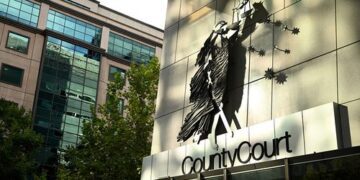 Обвиняемый из известной семьи предстал перед судом по обвинению в изнасиловании