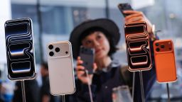 Apple выпустила карманный iPhone «носок» за 229,95 долларов, вызвав всеобщее недоумение