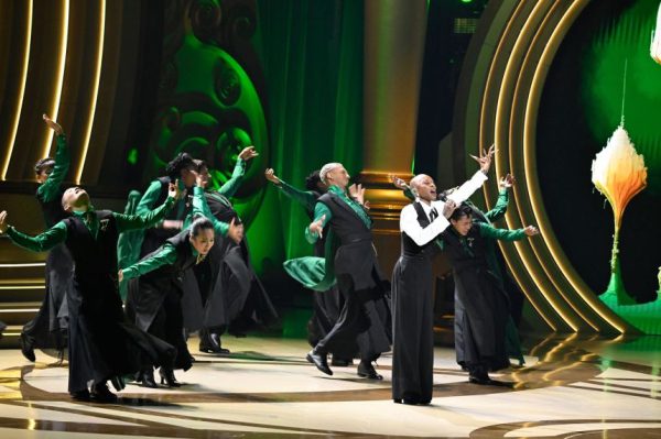 Выступление Арианы Гранде и Синтии Эриво с песней «For Good» в специальном выпуске «Wicked» стало доказательством того, что у нас всё ещё могут быть хорошие вещи.