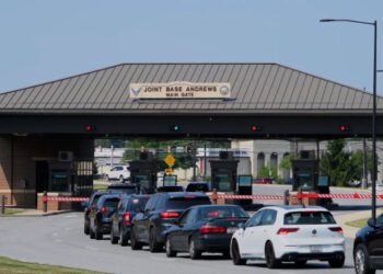 По данным источников, по меньшей мере семь человек на Объединенной базе Эндрюс заболели после того, как им доставили подозрительный пакет с белым порошком.