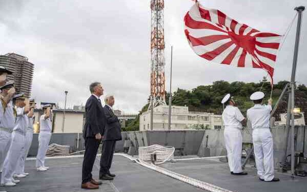 Сенатор Австралии Полин Хэнсон отстранена от работы в парламенте за ношение паранджи в знак протеста