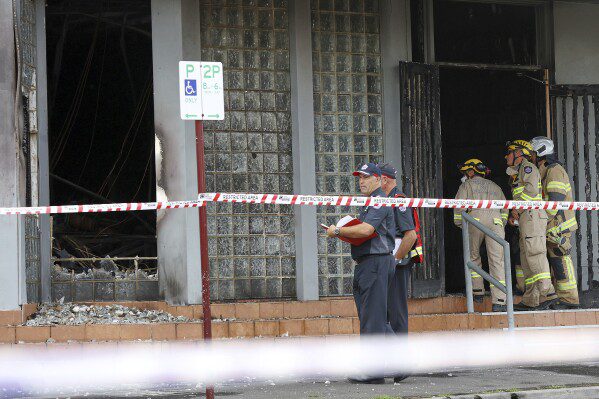 Сенатор Австралии Полин Хэнсон отстранена от работы в парламенте за ношение паранджи в знак протеста