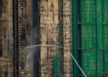 Бамбуковые леса помогли построить горизонт Гонконга, но смертоносный пожар может ускорить его конец Бамбуковые леса помогли построить горизонт Гонконга, но смертоносный пожар может ускорить его конец