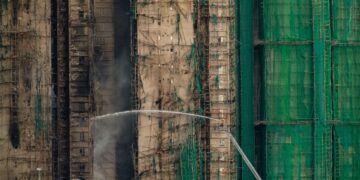 Бамбуковые леса помогли построить горизонт Гонконга, но смертоносный пожар может ускорить его конец