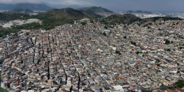 За смертоносным рейдом в Рио: бразильские преступные сети с оборотом в миллиарды долларов