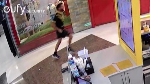 Жертва Бонди-Джанкшен вернулась за бутылкой воды, прежде чем нанести себе смертельную ножевую рану