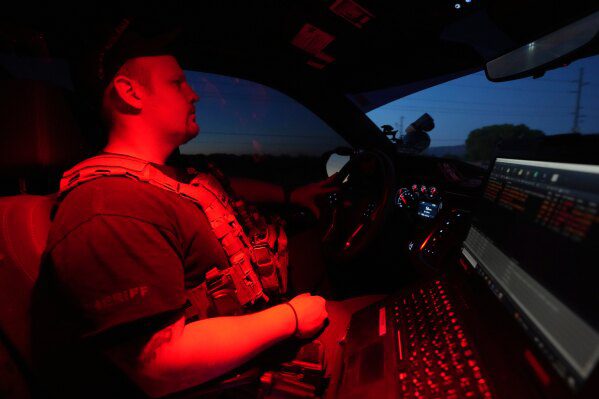 Пограничная служба следит за водителями США и задерживает тех, чьи поездки вызывают подозрение