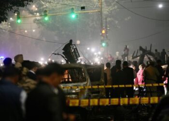 Полиция Индии сообщила, что в результате взрыва автомобиля возле исторического Красного форта в Нью-Дели погибли по меньшей мере 8 человек.