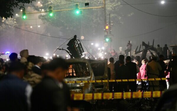 Полиция Индии сообщила, что в результате взрыва автомобиля возле исторического Красного форта в Нью-Дели погибли по меньшей мере 8 человек.